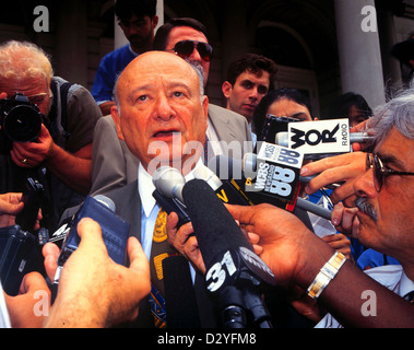 Der ehemalige New Yorker Bürgermeister Edward I. Koch spricht mit der Presse zur Billigung der hispanischen Stadtratmitglieder Stockfoto