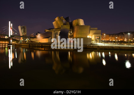 GUGGENHEIM-MUSEUM FÜR MODERNE KUNST (© FRANK GEHRY 1997) FLUSS NERVION BILBAO BASKENLAND SPANIEN Stockfoto