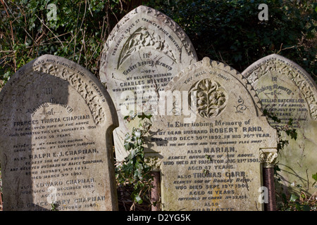 Grabsteine und Denkmäler auf dem Highgate Cemetery in London East Side. Stockfoto