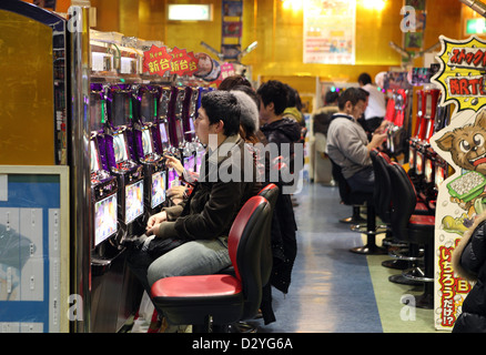 Tokio, Japan, Menschen in einem casino Stockfoto