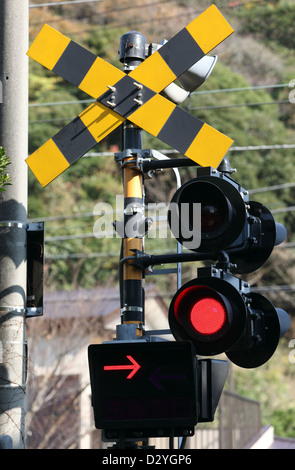 Kamakura, Japan, Verkehr melden Andreas Kreuz mit Warnleuchten an einem Bahnübergang Stockfoto