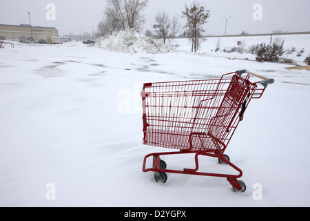 verlassene Einkaufswagen im Schnee bedeckt Supermarkt Parkplatz Saskatoon Saskatchewan Kanada Stockfoto