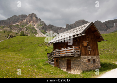 Typische Berghütte, typischen historischen Berghaus, Marmolada im Hintergrund, Località Fuchiade, Soraga, Trento Stockfoto