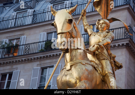 Jeanne d ' Arc. Eine vergoldete Reiterstatue von St. Joan des Bogens von Emmanuel Frémiet. Es steht an einer belebten Kreuzung auf der Rue de Rivoli in Paris. Frankreich. Stockfoto