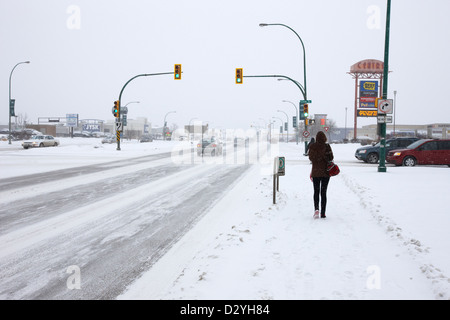 die Menschen Sie wandern und Autos entlang der 8th Street in Blizzard Bedingungen Saskatoon Saskatchewan Kanada reisen Stockfoto