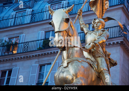 Jeanne d ' Arc. Eine vergoldete Reiterstatue von St. Joan des Bogens von Emmanuel Frémiet. Es steht an einer belebten Kreuzung auf der Rue de Rivoli in Paris. Frankreich. Stockfoto