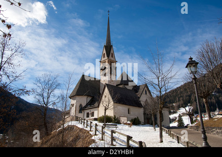 Malerische Aussicht auf St. Vigil Kirche im Winter, Moena, Dolomiten, Trento, Trentino Alto Adige, Italien Stockfoto