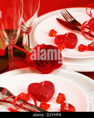 Bild der schönen romantischen Tisch setzen, Luxus weißen Teller mit Besteck und Gläser für Wein serviert Stockfoto