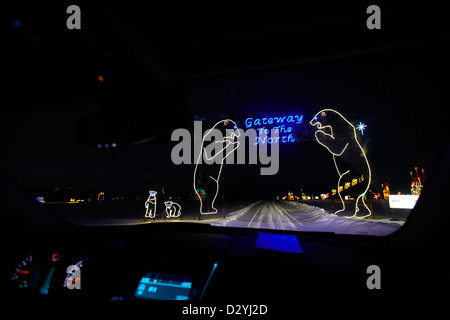 Fahrt durch Eingang zum beleuchteten Zauberwald Attraktion bei Nacht Saskatoon Saskatchewan Canada Stockfoto