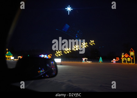 fahren durch beleuchteten Zauberwald Anziehung bei Nacht Saskatoon Saskatchewan Kanada Stockfoto