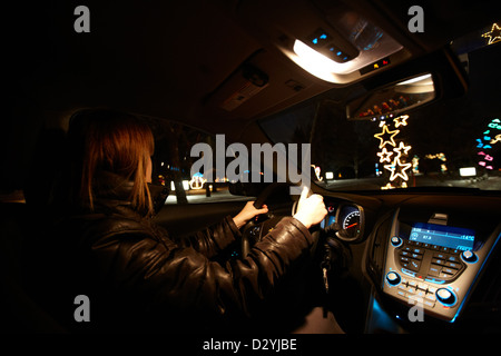 Autofahrerin durch beleuchteten Zauberwald Attraktion bei Nacht Saskatoon Saskatchewan Canada Stockfoto