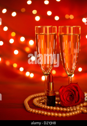 Foto von zwei Weingläser, roten Lippenstift, Luxus weiße Perlen, frische rose Blume, romantisches Abendessen im restaurant Stockfoto