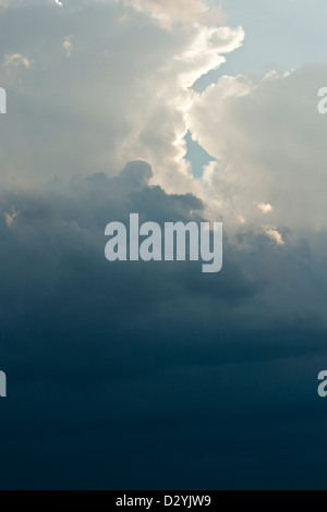 dunkle & leichte Wolken Stockfoto