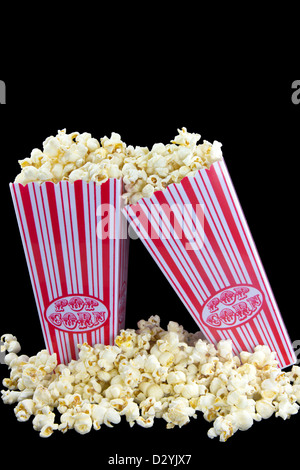 Bild von zwei Popcorn-Körbe, wo einer von ihnen andererseits hängt Stockfoto
