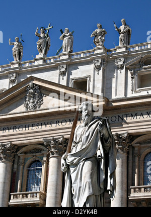 St. Pauls-Statue auf dem Petersplatz im Vatikan, Rom Stockfoto