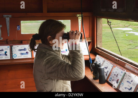 Vogelbeobachtung am Mill Dam RSPB reserve auf der Insel Shapinsay, Orkney Inseln, Schottland. Stockfoto