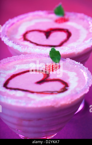 Bild der leckeren Eisbecher mit roten romantischer Herzform auf oben, Valentine Tag Weihnachtsparty, cremige Erdbeer smoothie Stockfoto