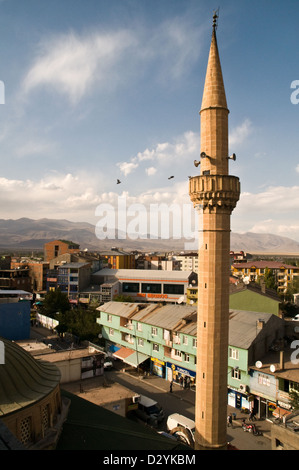 Ein türkisches Minarett erhebt sich über der kurdischen Grenzstadt Dogubeyazit, in der östlichen Anatolien-Region der Türkei, nahe der Grenze zwischen Iran und Armenien. Stockfoto