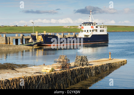 Die Fähre an der Anlegestelle auf der Insel Shapinsay, Orkney Inseln, Schottland. Stockfoto