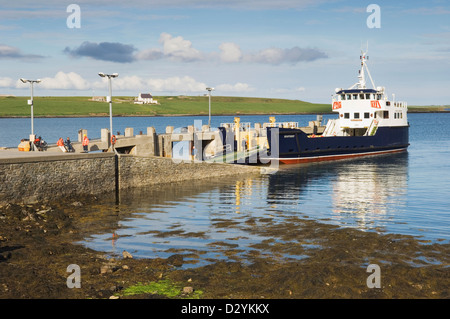 Die Fähre an der Anlegestelle auf der Insel Shapinsay, Orkney Inseln, Schottland. Stockfoto