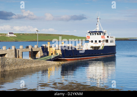 Die Fähre an der Anlegestelle auf der Insel Shapinsay, Orkney Inseln, Schottland. Stockfoto