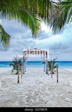 Ein Strand Hochzeit Torbogen auf einem tropischen Resort. Stockfoto