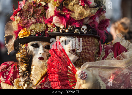 Ein paar traditionelle Masken und Kostüme tragen durchführen in Piazza San Marco in Venedig Karneval Tagen. Stockfoto