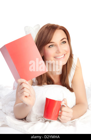 Glückliche Frau Festlegung im Bett, Mädchen bekam romantische Valentinstag Grußkarte vorhanden, Kaffeetrinken am Morgen Urlaub Stockfoto