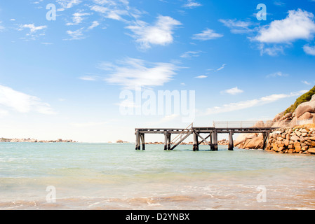 Steg erstreckt sich in das kristallklare Wasser in South Australia Stockfoto