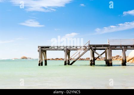 Steg erstreckt sich in das kristallklare Wasser in South Australia Stockfoto