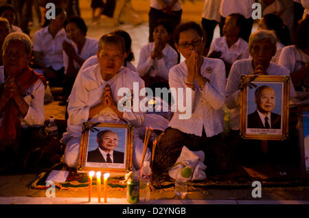 Trauernden versammeln sich vor dem königlichen Palast zu Ehren der verstorbenen König Norodom Sihanouk, Nacht vor seiner Einäscherung, Phnom Penh, Kambodscha, am 03 Februar, 2013. Stockfoto