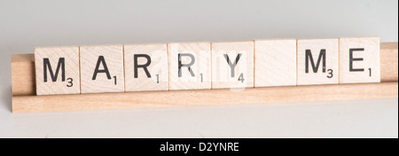 Konzept: "Heirate mich" hölzerne Scrabble Spielsteine Rechtschreibung aus "Mich heiraten in Scrable Briefe". Isoliert auf weißem Hintergrund mit li Stockfoto