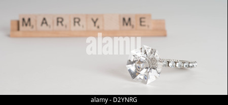 Konzept: "Heirate mich" hölzerne Scrabble Spielsteine Rechtschreibung aus "Mich heiraten in Scrabble Buchstaben". Isoliert auf weißem Hintergrund mit l Stockfoto