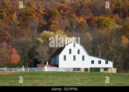 Stock Foto von weißen Scheune gegen fallen Berghang in Pennsylvania. Stockfoto