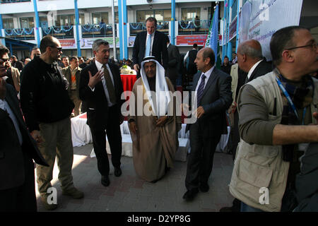 4. Februar 2013 - Rafah, Gaza Streifen-, West Bank - stellvertretender Präsident der Saudi Fonds für Development YOUSEF AL-BASSAM (C) und Generalkommissar für das UN- Hilfswerk für Palästina Flüchtlinge UNRWA PHILIPPE GRANDE (L) öffnen Sie das neue Wohnprojekt an die Flüchtlingsfamilien, deren Häuser durch Israel in Rafah abgerissen haben. Der neue Komplex von Saudi-Arabien finanziert bieten Schutz für Flüchtlinge, die durch den Konflikt heimatlos gebildet wurden, die seit 2003 in 752 Wohneinheiten gewütet hat. (Kredit-Bild: © Eyad Al-Baba/apaimages/ZUMAPRESS.com) Stockfoto