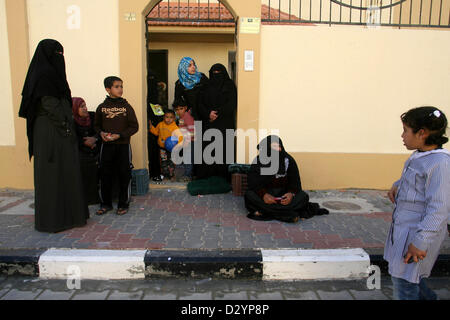 4. Februar 2013 - Rafah, Gaza Streifen-, West Bank - palästinensische Frauen besuchen die opining Zeremonie das neue Wohnprojekt reichte von der United Nations Relief and Works Agency für Palästina-Flüchtlinge (UNRWA) an den Flüchtlingsfamilien, deren Häuser durch Israel in Rafah im südlichen Gazastreifen abgerissen haben. (Kredit-Bild: © Eyad Al-Baba/apaimages/ZUMAPRESS.com) Stockfoto