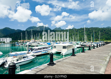 Schneeweiße Yachten in Telaga Boot Terminal, Langkawi, Malaysia. Stockfoto