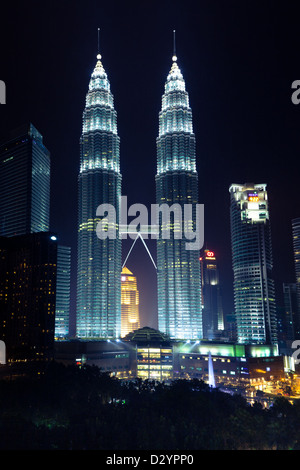 Petronas Twin Towers bei Nacht, Blick von Traders Hotel. Kuala Lumpur, Malaysia. Stockfoto