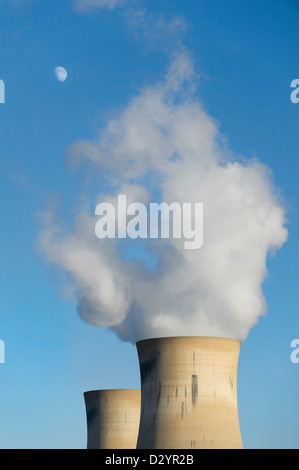 Kühltürme an Kohle abgefeuert Kraftwerk Strom, vor blauem Himmel mit frühen Mondaufgang machen. Stockfoto