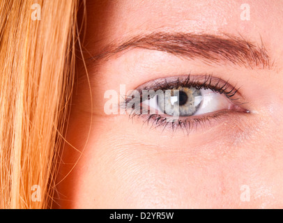 Makroaufnahme einer rothaarigen Frau Auge Stockfoto