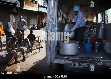 Sep 24, 2012 - Delhi, Indien - A volunteer wird zur Fütterung auf den Straßen von Delhi, Indien am frühen Morgen bereit. (Kredit-Bild: © Michael Francis McElroy/ZUMAPRESS.com) Stockfoto