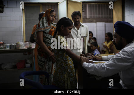 Sep 24, 2012 - Delhi, Indien - A Dr, die seine Zeit, um das Vertrauen zu freiwilligen sieht ein Patient in der Klinik. (Kredit-Bild: © Michael Francis McElroy/ZUMAPRESS.com) Stockfoto