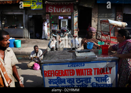 Sep 24, 2012 - Delhi, Indien - The Trust bietet Wasser aus einer lizenzierten Wasser Trolly zu den Hunderten von Menschen, die für ärztliche Behandlung und Ernährung richten. (Kredit-Bild: © Michael Francis McElroy/ZUMAPRESS.com) Stockfoto