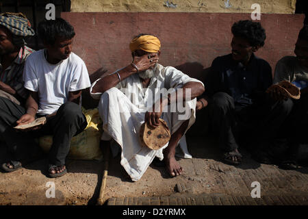 Sep 24, 2012 - Delhi, Indien - Männer warten Essen, am frühen Morgen auf den Straßen von Delhi, Indien Fütterung serviert werden. (Kredit-Bild: © Michael Francis McElroy/ZUMAPRESS.com) Stockfoto