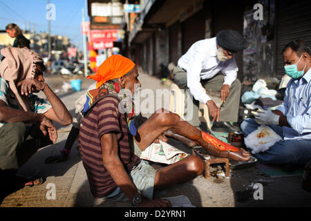 Sep 24, 2012 - Delhi, Indien - ein Mann hat seine Wunden durch freiwillige Ärzte tendenziell. (Kredit-Bild: © Michael Francis McElroy/ZUMAPRESS.com) Stockfoto