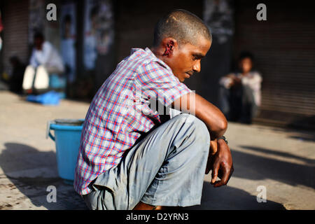 Sep 24, 2012 - Delhi, Indien - A-Rikscha-Fahrer wartet ärztliche Hilfe nachdem er sein Ohr abgeschnitten in einer gewalttätigen Auseinandersetzung. (Kredit-Bild: © Michael Francis McElroy/ZUMAPRESS.com) Stockfoto