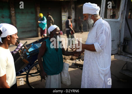 Sep 24, 2012 - Delhi, Indien - einer von Vertrauen Freiwilligen (rechts) mit einem Mann spricht, nachdem er ärztliche Hilfe erhalten.  (Kredit-Bild: © Michael Francis McElroy/ZUMAPRESS.com) Stockfoto