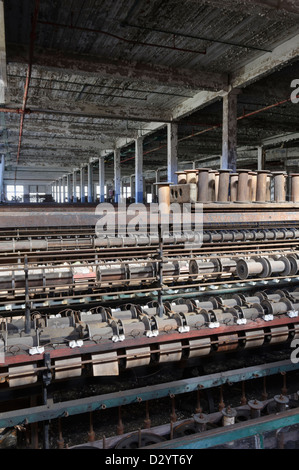 Textilmaschinen Mühle sitzt in einer leeren geschlossen und verlassenen amerikanischen Fabrik gestoppt. Stockfoto