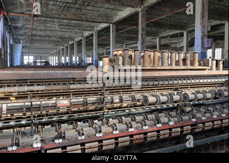 Textile Mill Tuch Webmaschinen sitzt in einer leeren geschlossen und verlassenen amerikanischen Fabrik gestoppt. Stockfoto