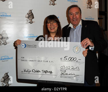 Sängerin Katja Ebstein und Präsident der Eagles Charity Golf Club Frank Fleschenberg zeigen einen Scheck mit 5.000 Euro für die Katja Ebstein Stiftung bei Eagles Charity Golf Club in Tegernsee, Deutschland, 3. Februar 2013. Foto: Ursula Düren Stockfoto